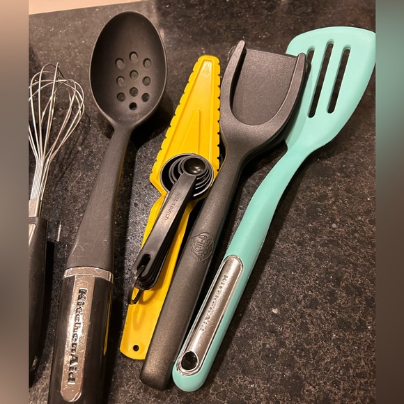 Thirteen Piece Household Utencils - Picture 5 of 6